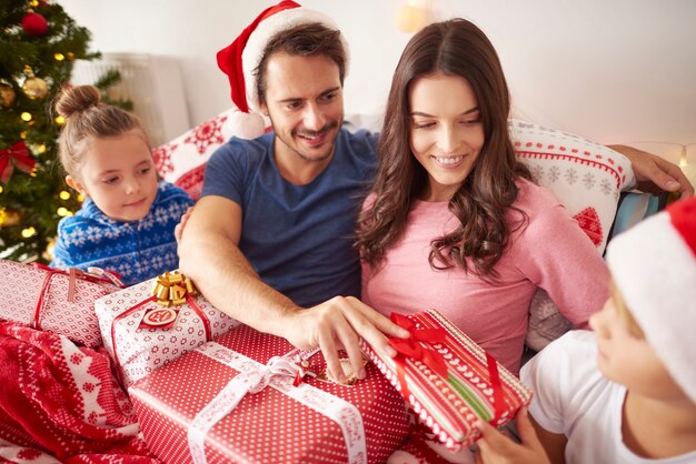 Familia compartiendo los regalos de Navidad