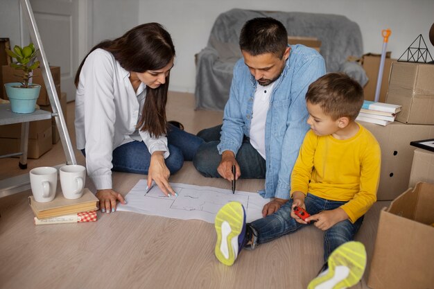 Familia completa lista para mudarse a un nuevo hogar