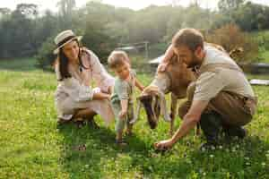 Foto gratuita familia completa que vive en el campo