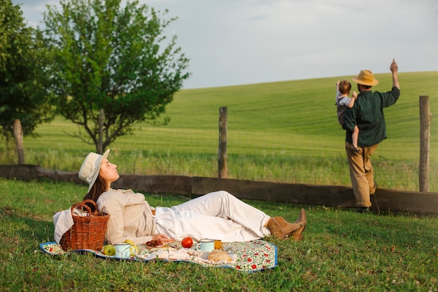 Foto gratuita familia completa que vive en el campo