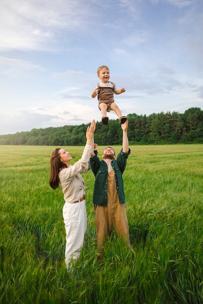 Familia completa que vive en el campo