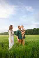 Foto gratuita familia completa que vive en el campo