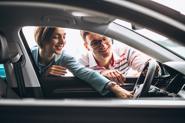 Familia comprando un carro en un concesionario