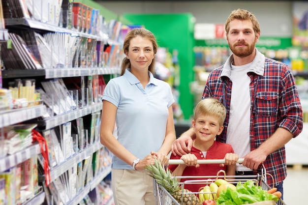 Familia de compras en el supermercado