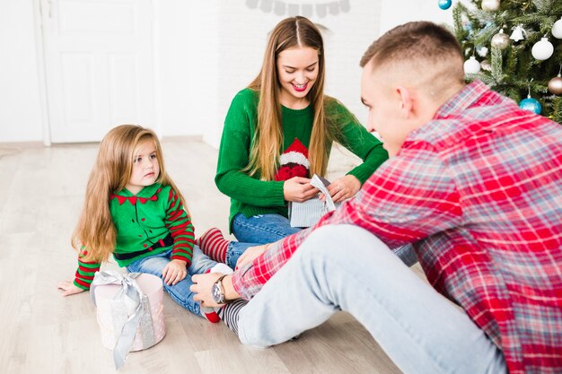 Familia contenta celebrando navidad juntos