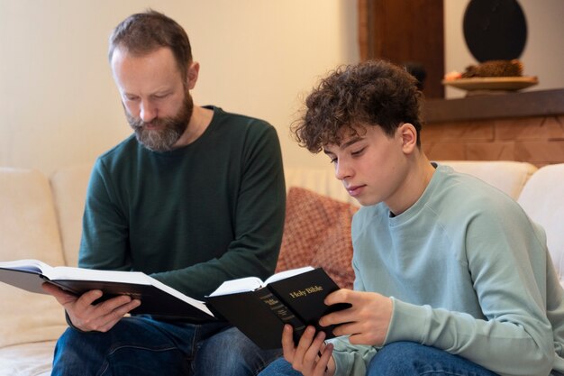 Familia cristiana orando juntos