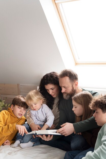 Familia cristiana orando juntos