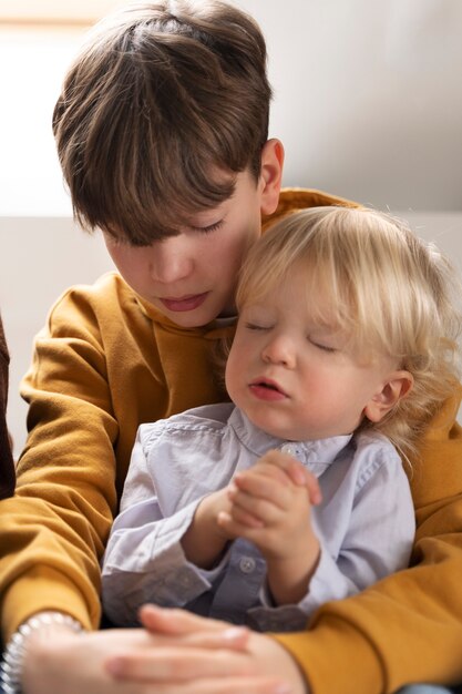 Familia cristiana orando juntos