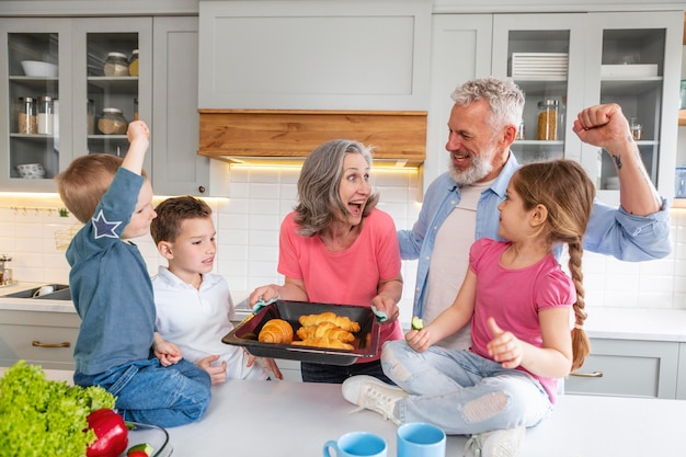 Familia con croissants tiro medio