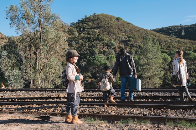 Foto gratuita familia cruzando el ferrocarril