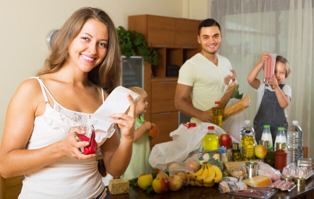 Familia de cuatro con bolsas de comida