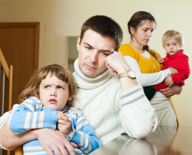 Foto gratuita familia de cuatro después de pelea en casa