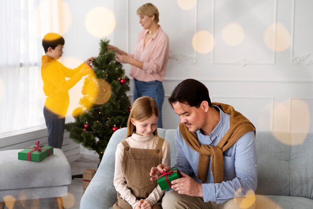 Familia de cuatro personas celebrando la víspera de año nuevo en casa juntos