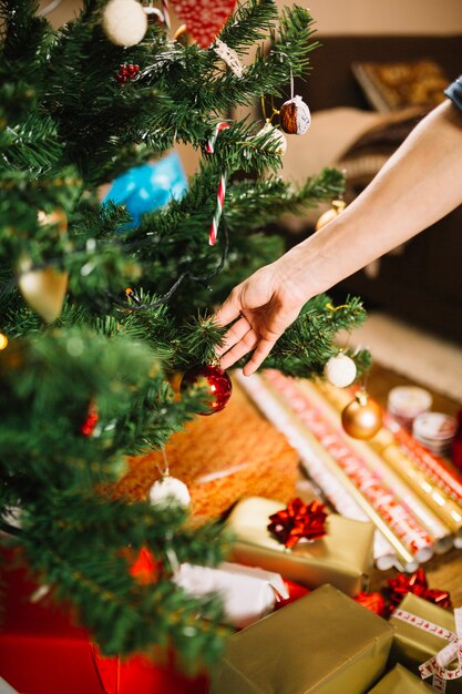 Familia decorando árbol de navidad