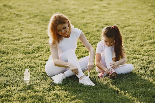 Familia de deportes en un parque de verano