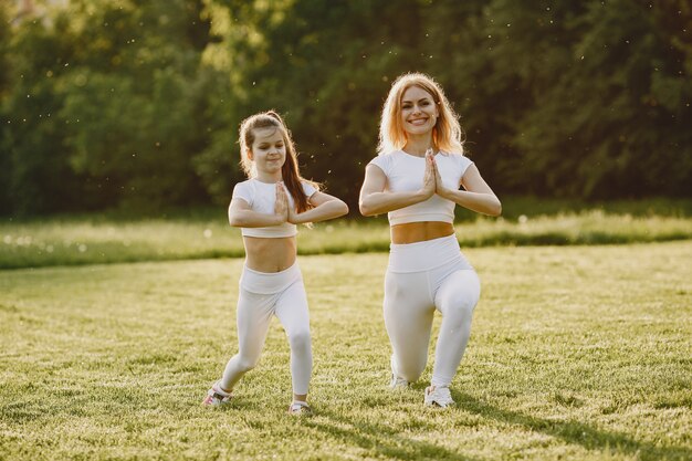 Familia de deportes en un parque de verano