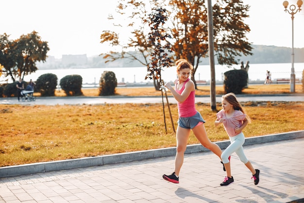 Familia deportiva en un parque de verano.