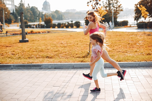 Familia deportiva en un parque de verano.