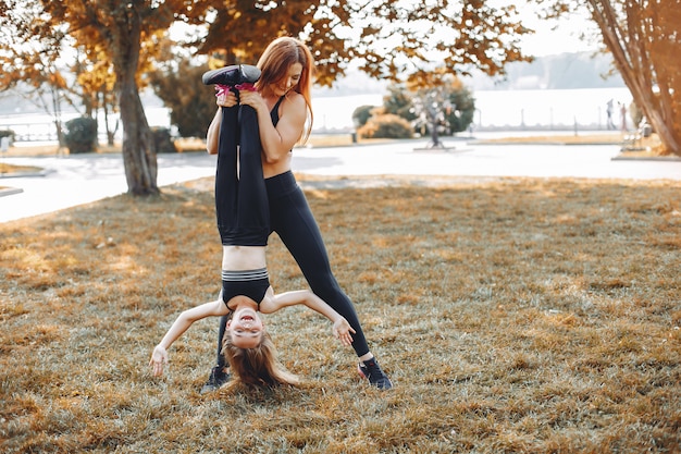 Familia deportiva en un parque de verano.