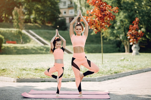 Familia deportiva en un parque de verano