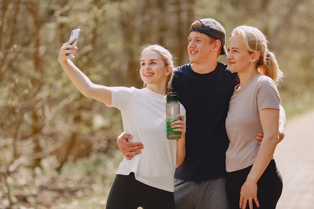 Familia deportiva de pie en un bosque de verano