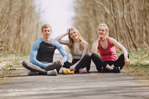 Familia deportiva sentada en un bosque de verano