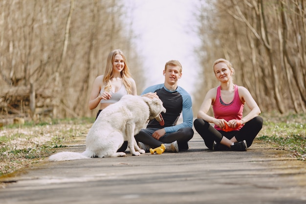 Familia deportiva sentada en un bosque de verano