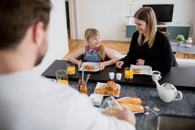 Familia desayunando juntos