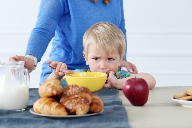 Familia durante el desayuno