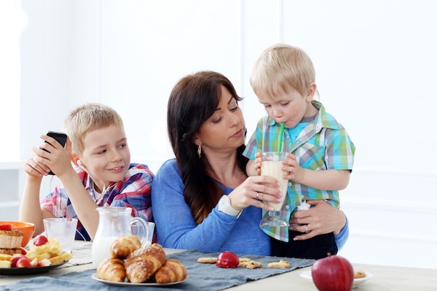 Familia durante el desayuno