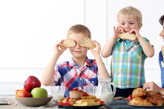 Familia durante el desayuno