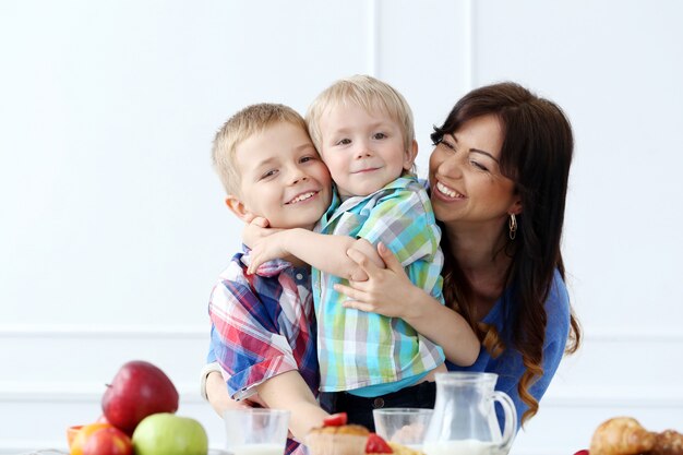 Familia durante el desayuno