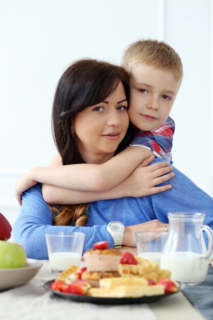 Familia durante el desayuno