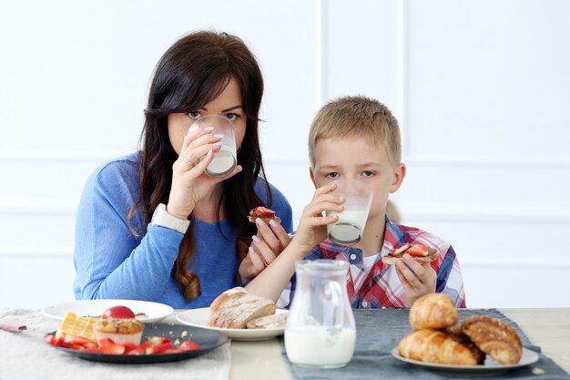 Familia durante el desayuno