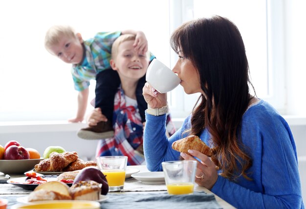 Familia durante el desayuno