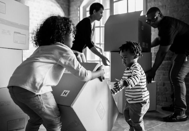 Familia desempacando juntos en un nuevo lugar