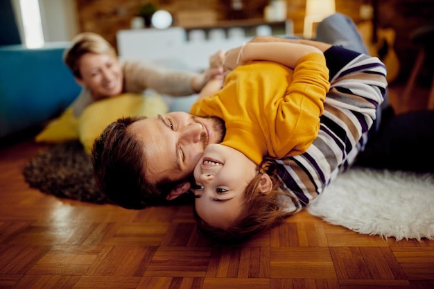 Familia despreocupada divirtiéndose juntos en casa