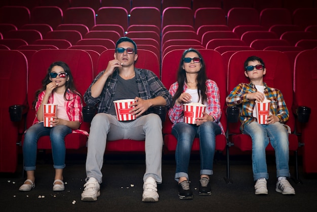 Familia de diferentes generaciones en el cine