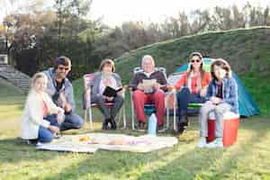 Foto gratuita familia disfrutando de la acampada