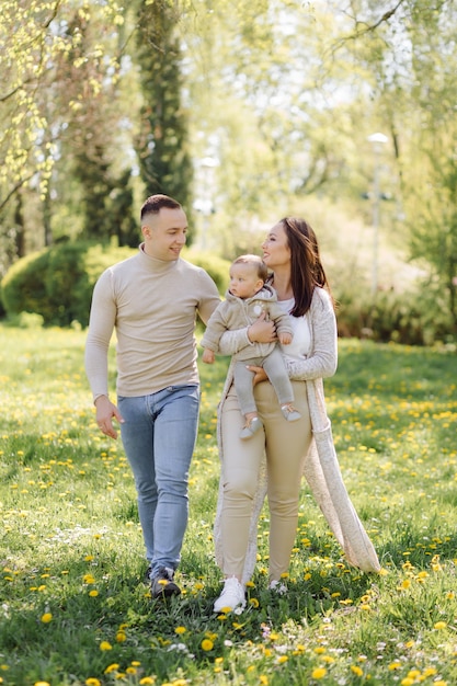 Familia disfrutando de caminar en el parque