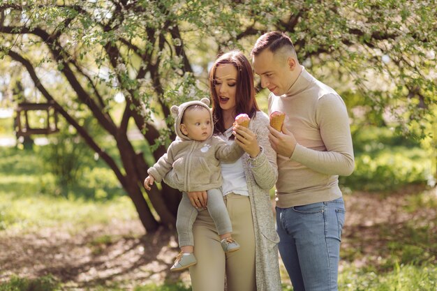 Familia disfrutando de caminar en el parque