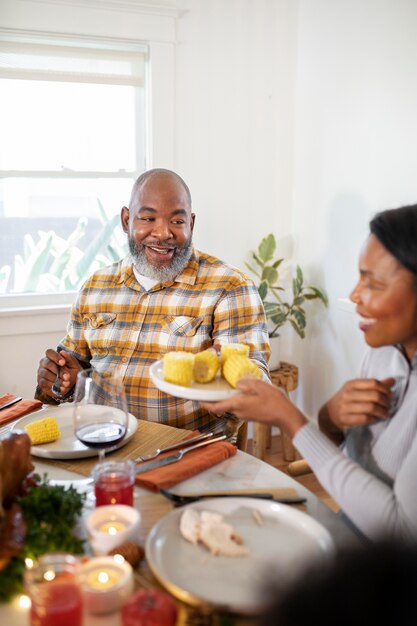 Familia disfrutando de la cena del día de acción de gracias