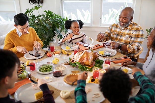 Familia disfrutando de la cena del día de acción de gracias