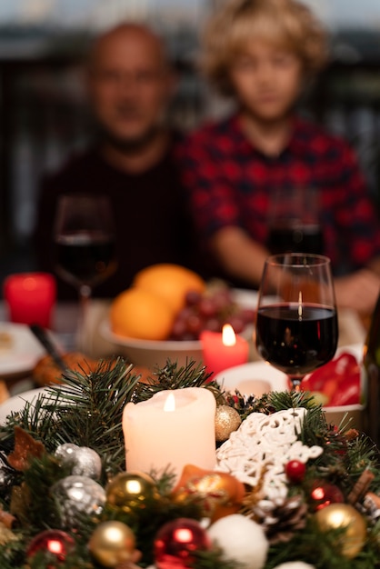 Familia disfrutando de una cena navideña festiva