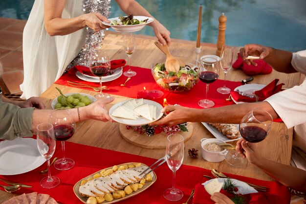 Familia disfrutando de una cena navideña en el hemisferio sur