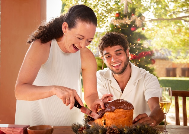 Familia disfrutando de una cena navideña en el hemisferio sur