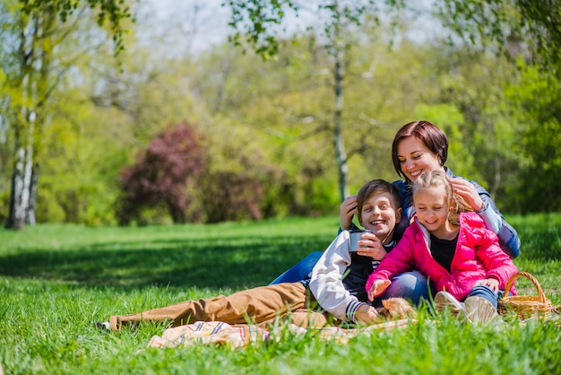 Familia disfrutando de un día en el parque