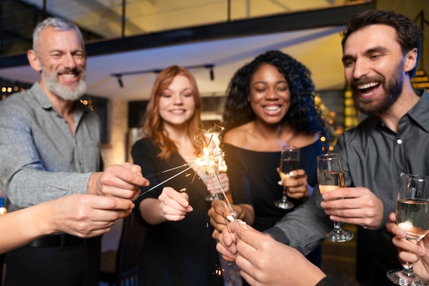 Foto gratuita familia disfrutando de una fiesta de año nuevo