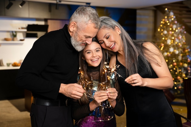 Familia disfrutando de una fiesta de año nuevo