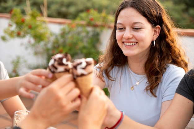 Familia disfrutando de un helado juntos al aire libre